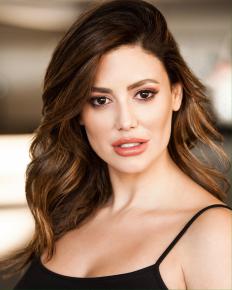 Stefanie Peti Headshot