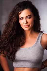 Stefanie Peti Headshot