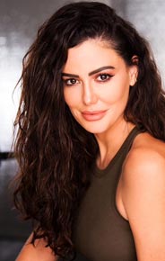 Stefanie Peti Headshot