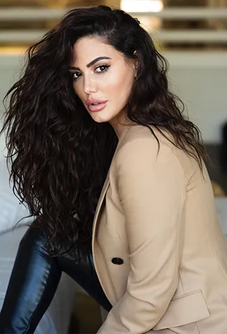 Stefanie Peti Headshot