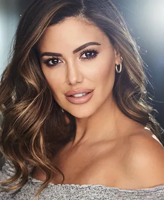 Stefanie Peti Headshot